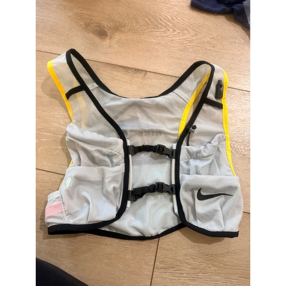 Nike Trail Running Vest Kiger 4.0 Grey Yellow Mesh Hydration Pack XS
